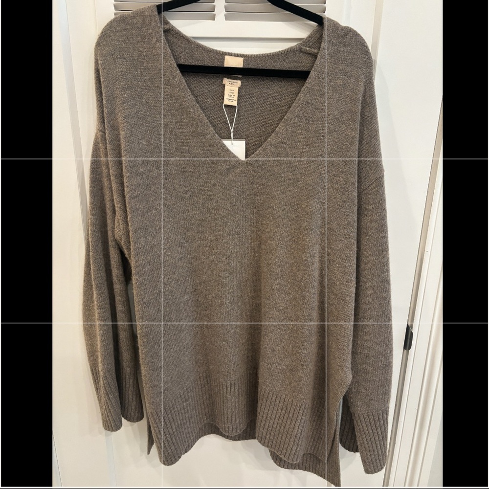 NWT H&M Sweater size M